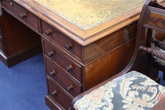 An early Victorian mahogany pedestal desk, 4ft 6in. x 2ft 6in. H. 2ft 5.5in.